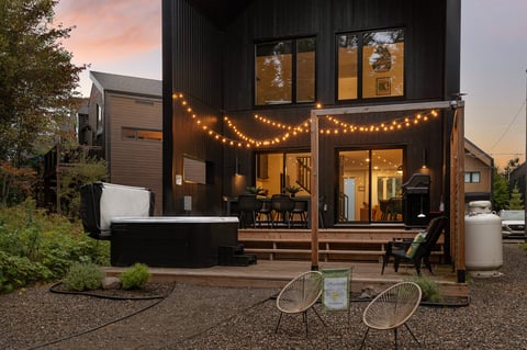 Tiny house au crépuscule