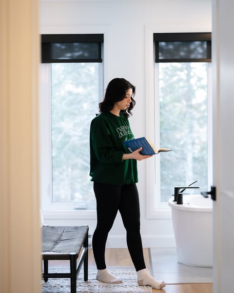 Lecture dans la salle de bain