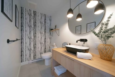 Salle de bain avec plantes